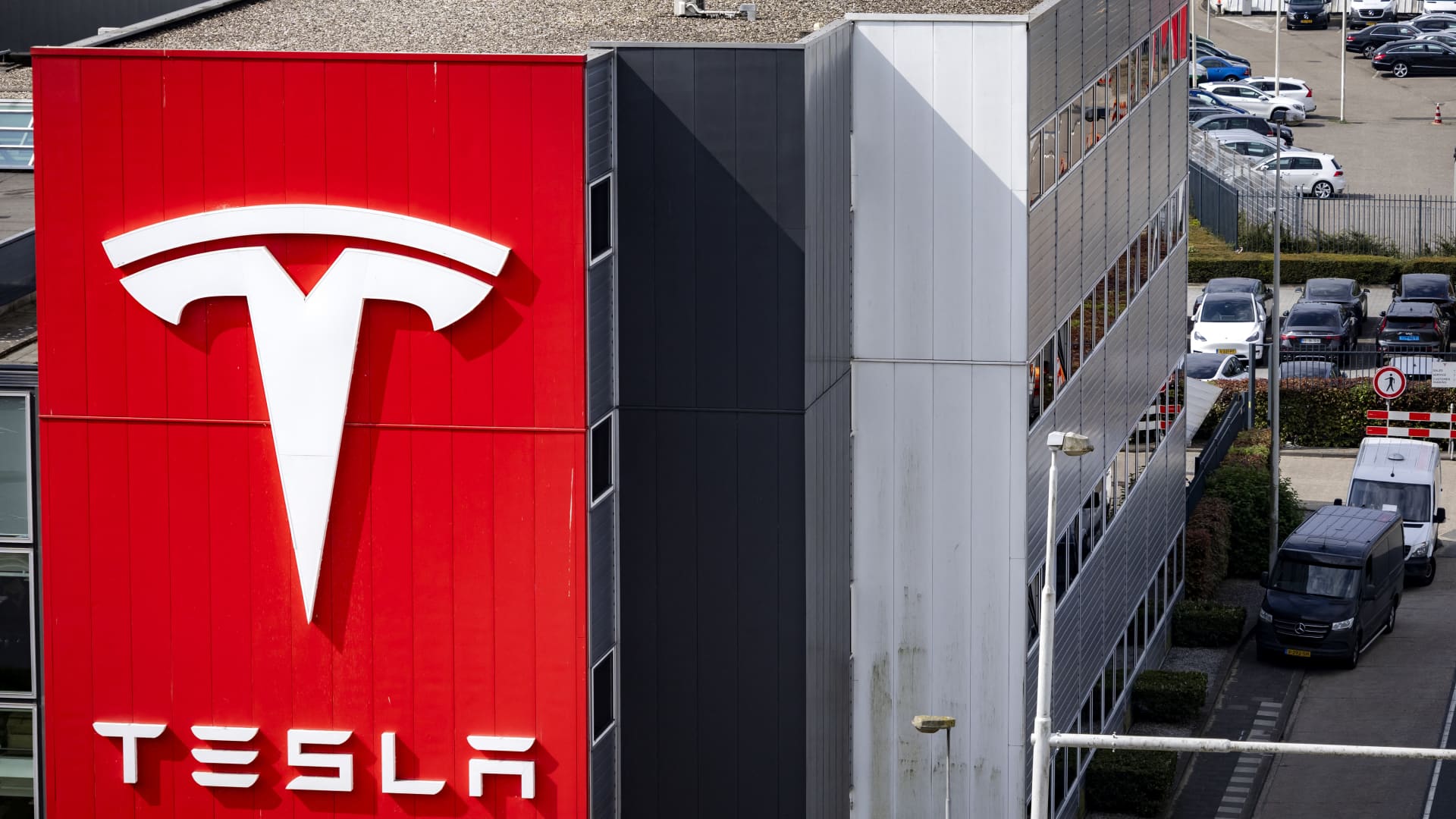 Tesla launches bid to supply electricity to UK households