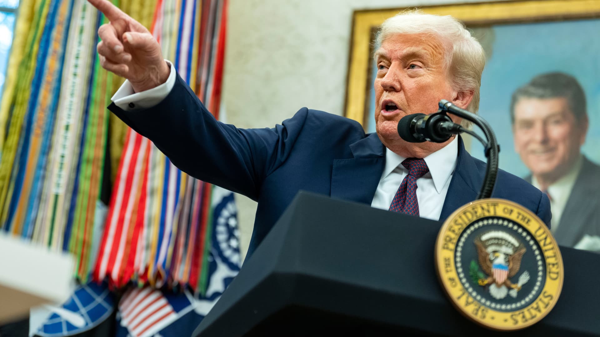 Trump’s approval rating still negative while the public sours further on Democrats, CNBC survey shows