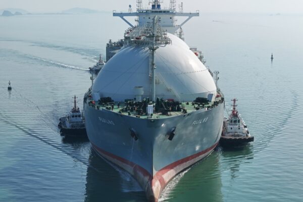 Big oil bets big on LNG, shrugging off peak gas predictions