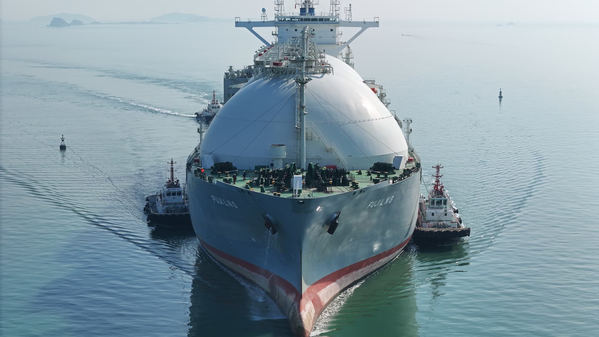 Big oil bets big on LNG, shrugging off peak gas predictions