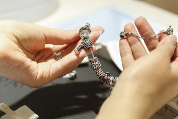 U.S. shoppers fuel jewelry splurge despite tariff headwinds