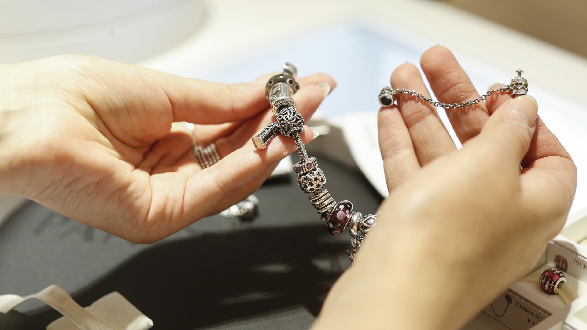 U.S. shoppers fuel jewelry splurge despite tariff headwinds U.S. shoppers fuel jewelry splurge despite tariff headwinds