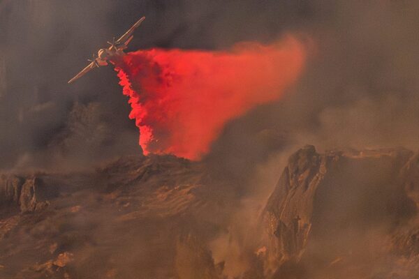 Wildfires expand in Oregon and California, prompting evacuations