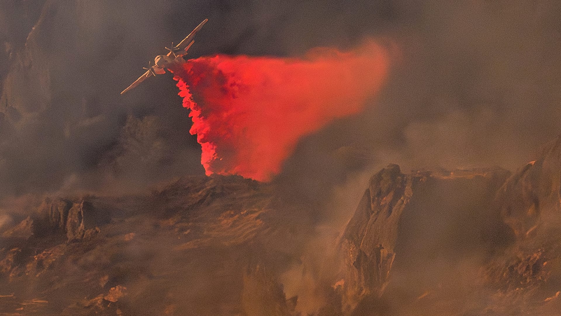 Wildfires expand in Oregon and California, prompting evacuations Wildfires expand in Oregon and California, prompting evacuations