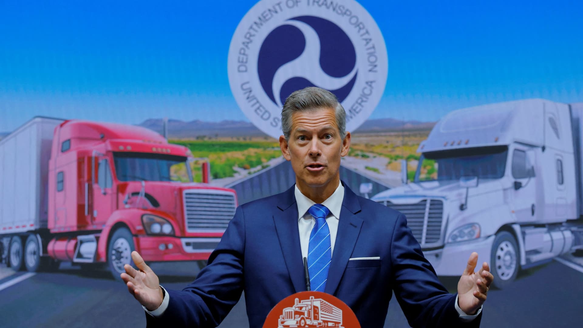 Trump’s DOT threatens to withhold funds from states that don’t enforce English requirements for truck drivers Trump’s DOT threatens to withhold funds from states that don’t enforce English requirements for truck drivers