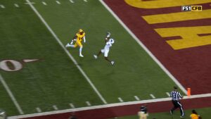 Ta'Quan Roberson connects with Victor Snow for 40-yard TD, cutting Buffalo's deficit vs. Minnesota