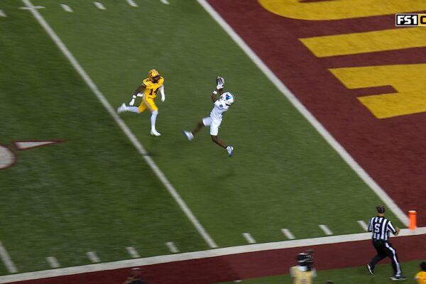 Ta'Quan Roberson connects with Victor Snow for 40-yard TD, cutting Buffalo's deficit vs. Minnesota