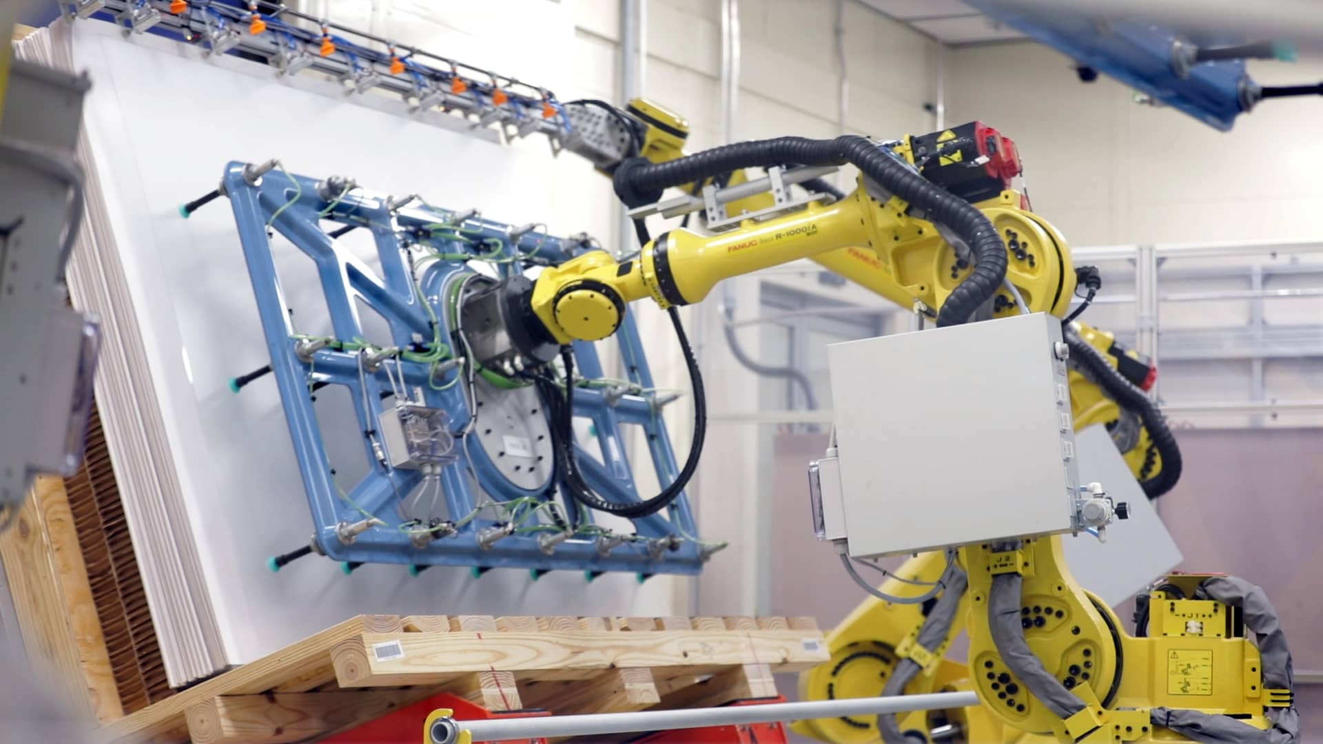 Cramer touts Corning ‘deep in the data centers,’ partnered with Nvidia, Apple