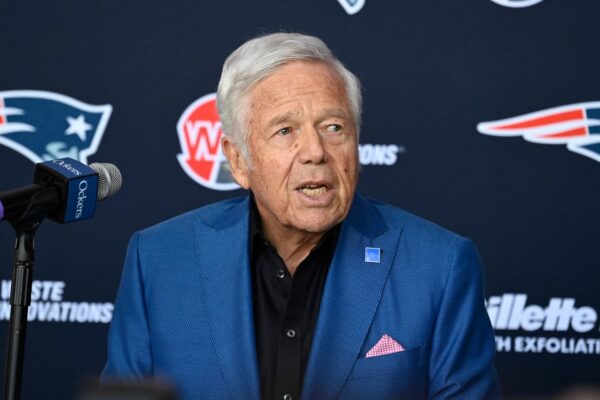 Robert Kraft agrees to sell New England Patriots minority stake in deal that values team at B