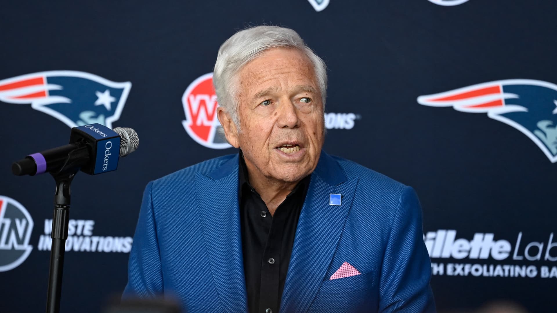 Robert Kraft agrees to sell New England Patriots minority stake in deal that values team at B