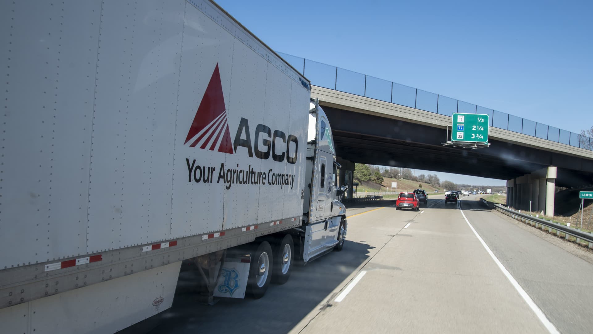 Top small-cap analyst DeSanctis raises forecast for Russell 2000