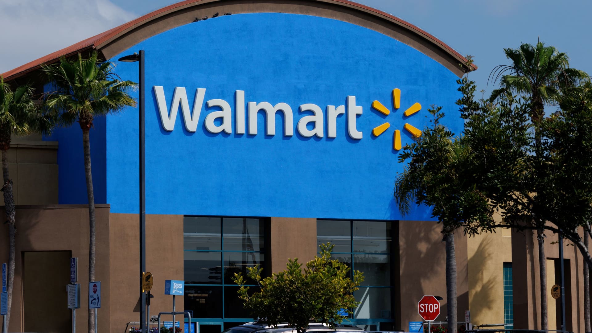 Walmart suspends H-1B visa job offers after Trump fee hike Walmart suspends H-1B visa job offers after Trump fee hike