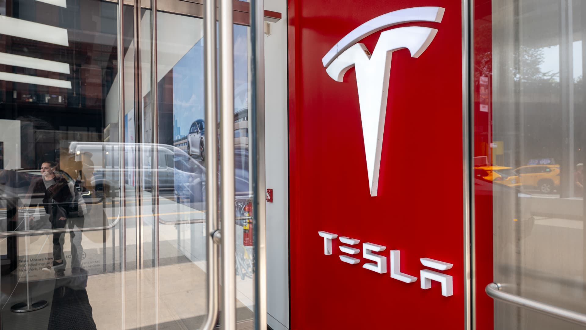 Elon Musk’s  billion stock buy adds fuel to Tesla rally as analysts cheer the sign of confidence