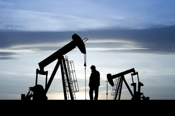 Oil companies slash jobs by the thousands as prices fall, tariffs rise