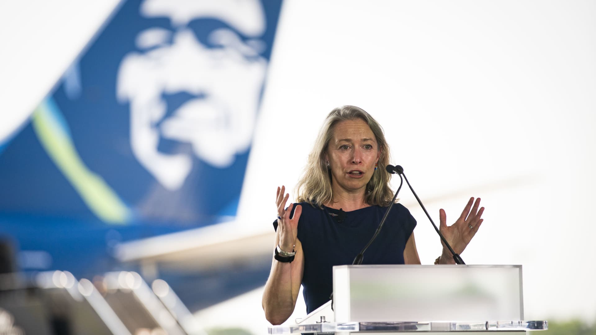 Hawaiian Airlines CEO Joe Sprague to retire, Diana Birkett Rakow to step in