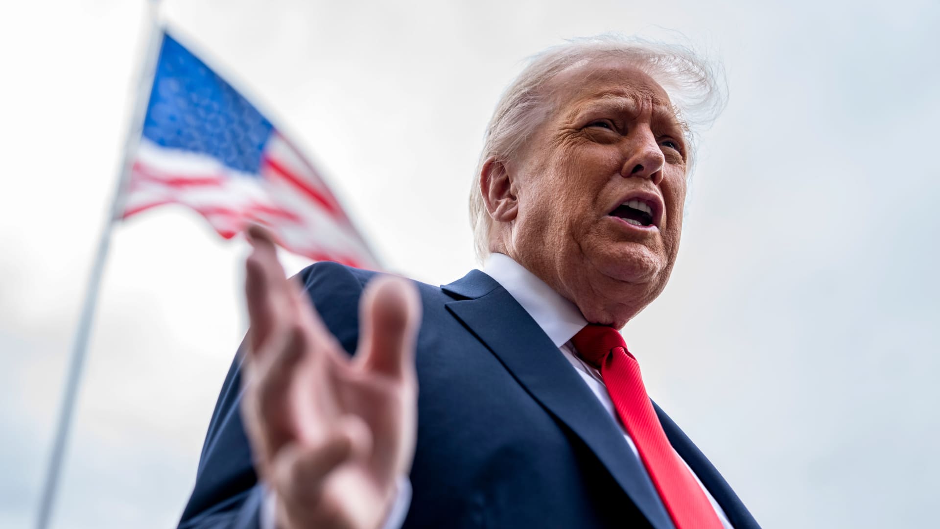 Trump expected to add new 0,000 fee for H-1B worker visas, White House says Trump expected to add new 0,000 fee for H-1B worker visas, White House says