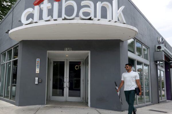 Bank stocks could benefit from Fed rate cuts. These dividend-payers are Wall Street’s favorites