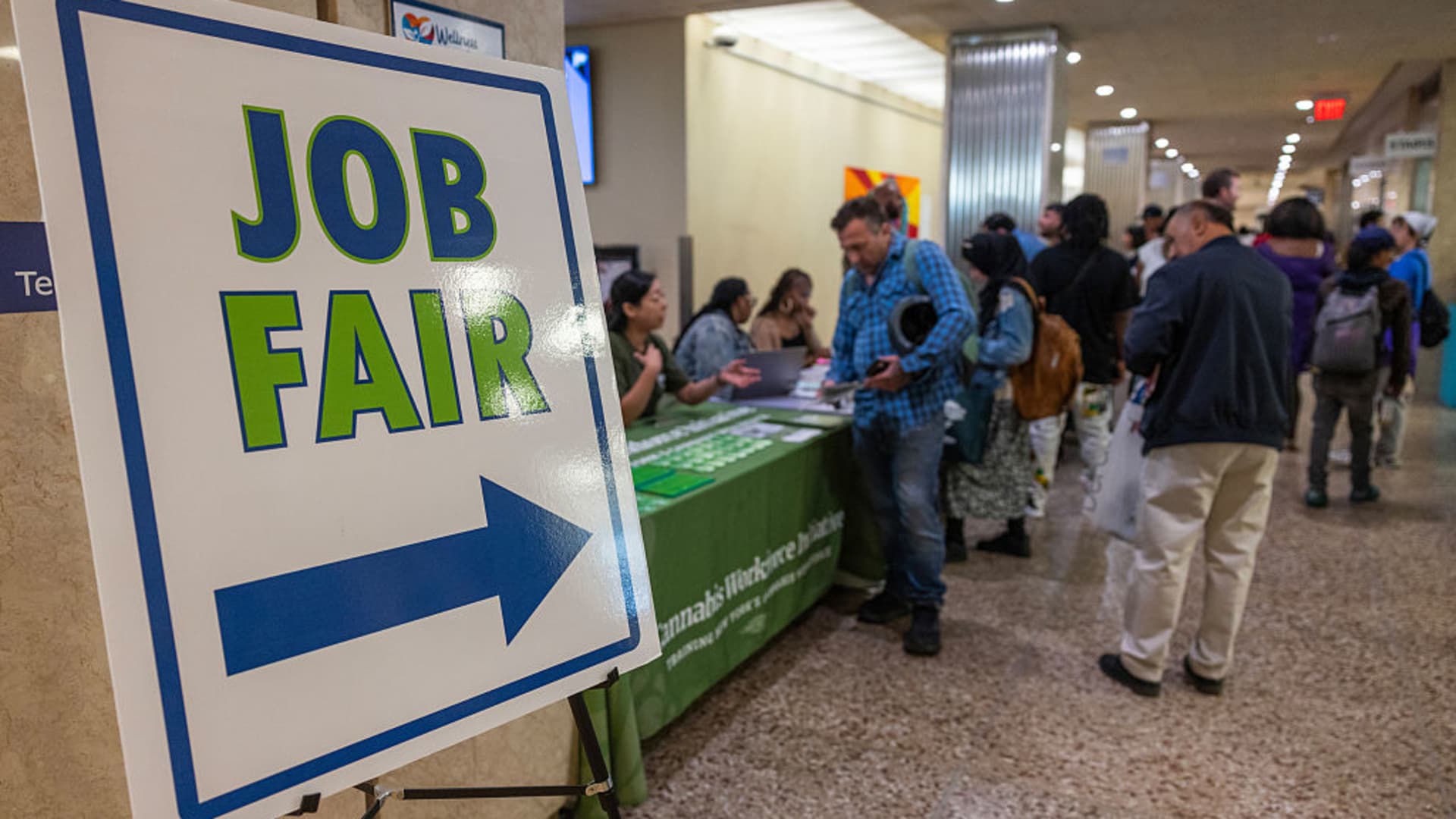 Jobless claims tumble to 218,000, well below estimate despite fears of labor market weakness Jobless claims tumble to 218,000, well below estimate despite fears of labor market weakness