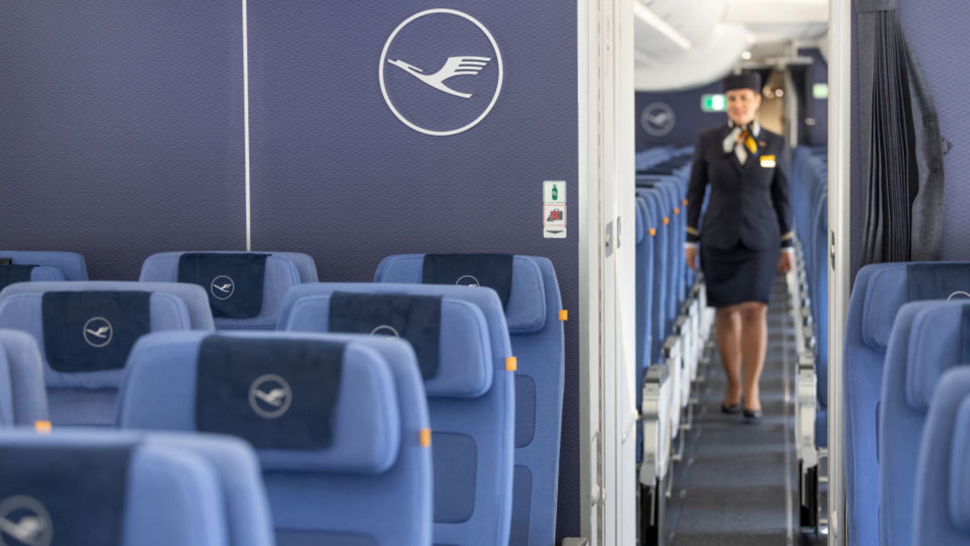 Lufthansa to cut 4,000 jobs, turns to AI to boost efficiency Lufthansa to cut 4,000 jobs, turns to AI to boost efficiency