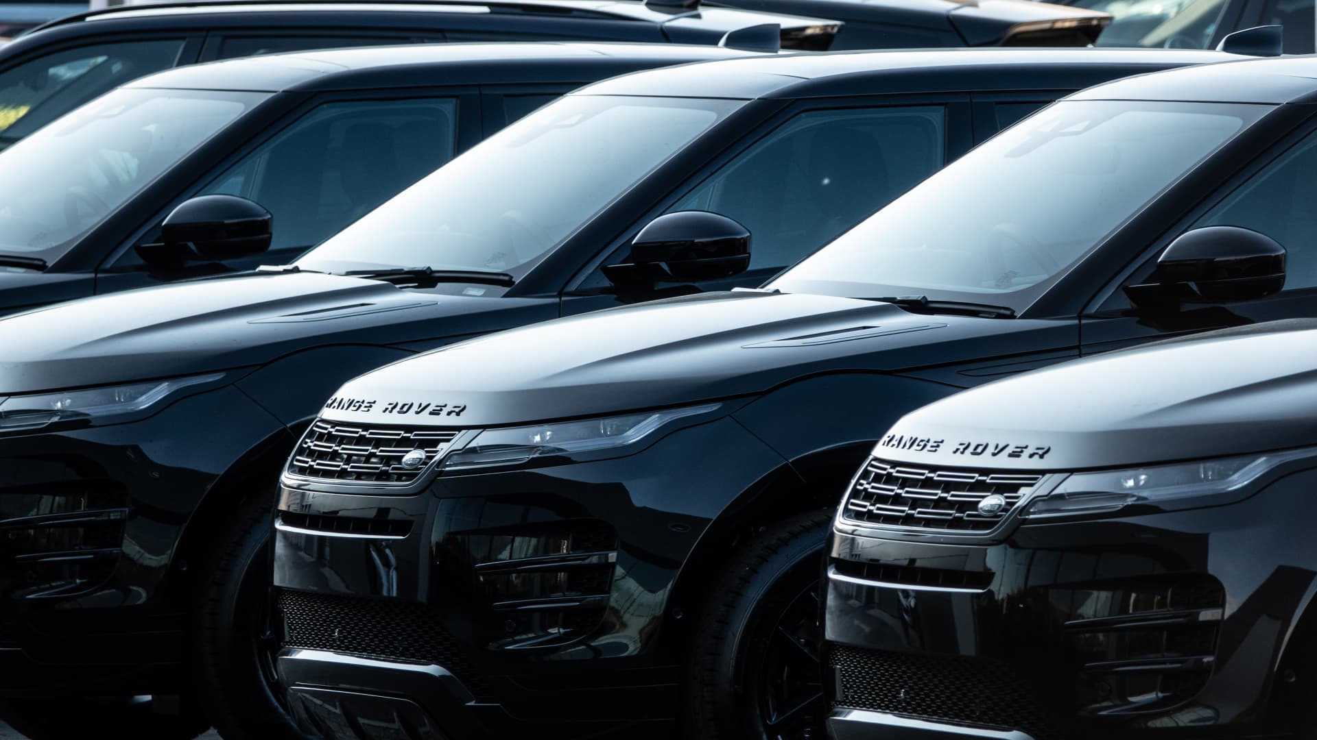 Britain pledges  billion loan guarantee for Jaguar Land Rover