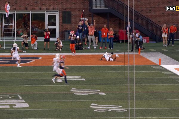 Luke Altmyer finds Hank Beatty for the 6-yard TD, extending Illinois' lead over Western Michigan