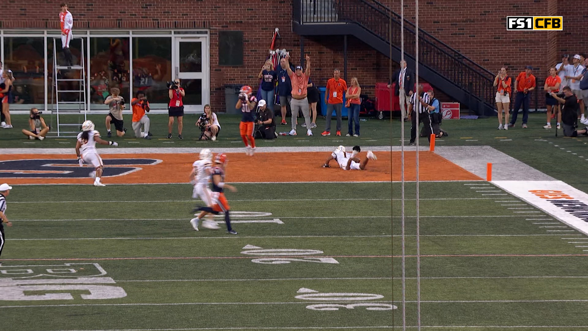Luke Altmyer finds Hank Beatty for the 6-yard TD, extending Illinois' lead over Western Michigan