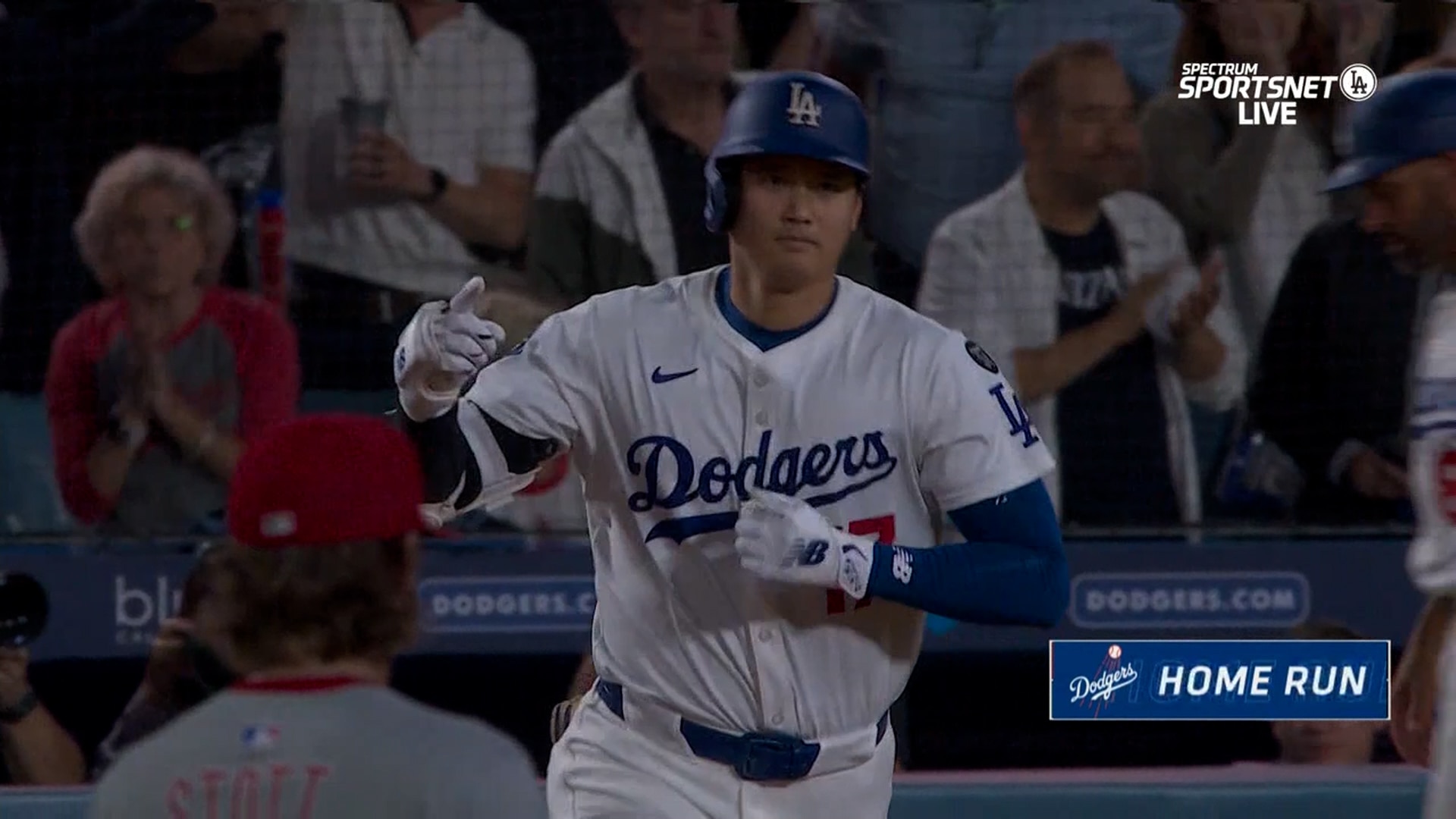 Ohtani MASHES HR No. 51, extending Dodgers lead over Phillies