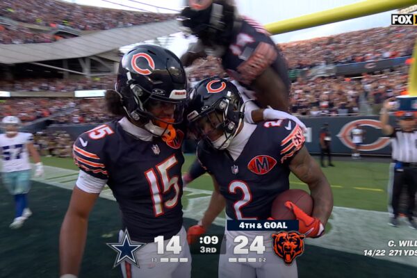 Caleb Williams finds DJ Moore for four-yard TD, extending Bears' lead over Cowboys | NFL Highlights