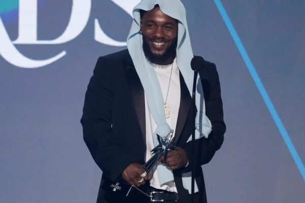 ‘SNL’ wins big for season 50 at the Creative Arts Emmys. Obama, Kimmel and Lamar also take trophies