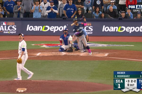 Mariners' Julio Rodríguez hits solo HR to take lead over Blue Jays