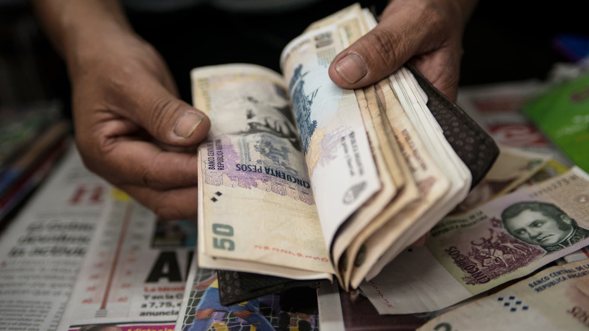 Argentine peso at fresh lows despite U.S. purchases