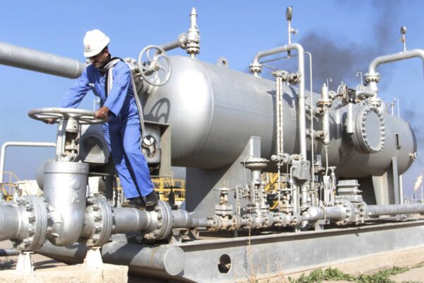 Iraq signs deal with Exxon to help develop large oilfield