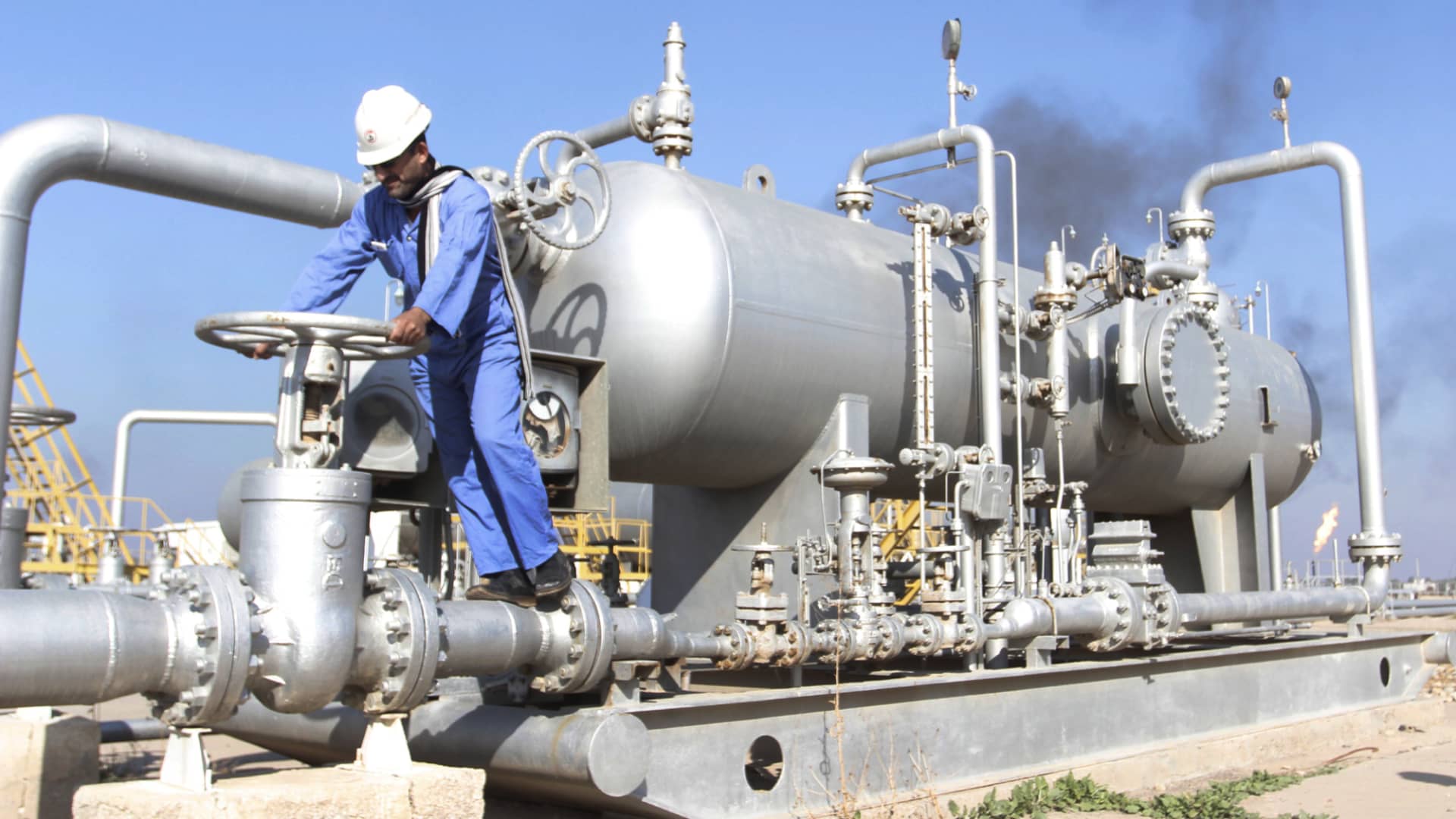 Iraq signs deal with Exxon to help develop large oilfield