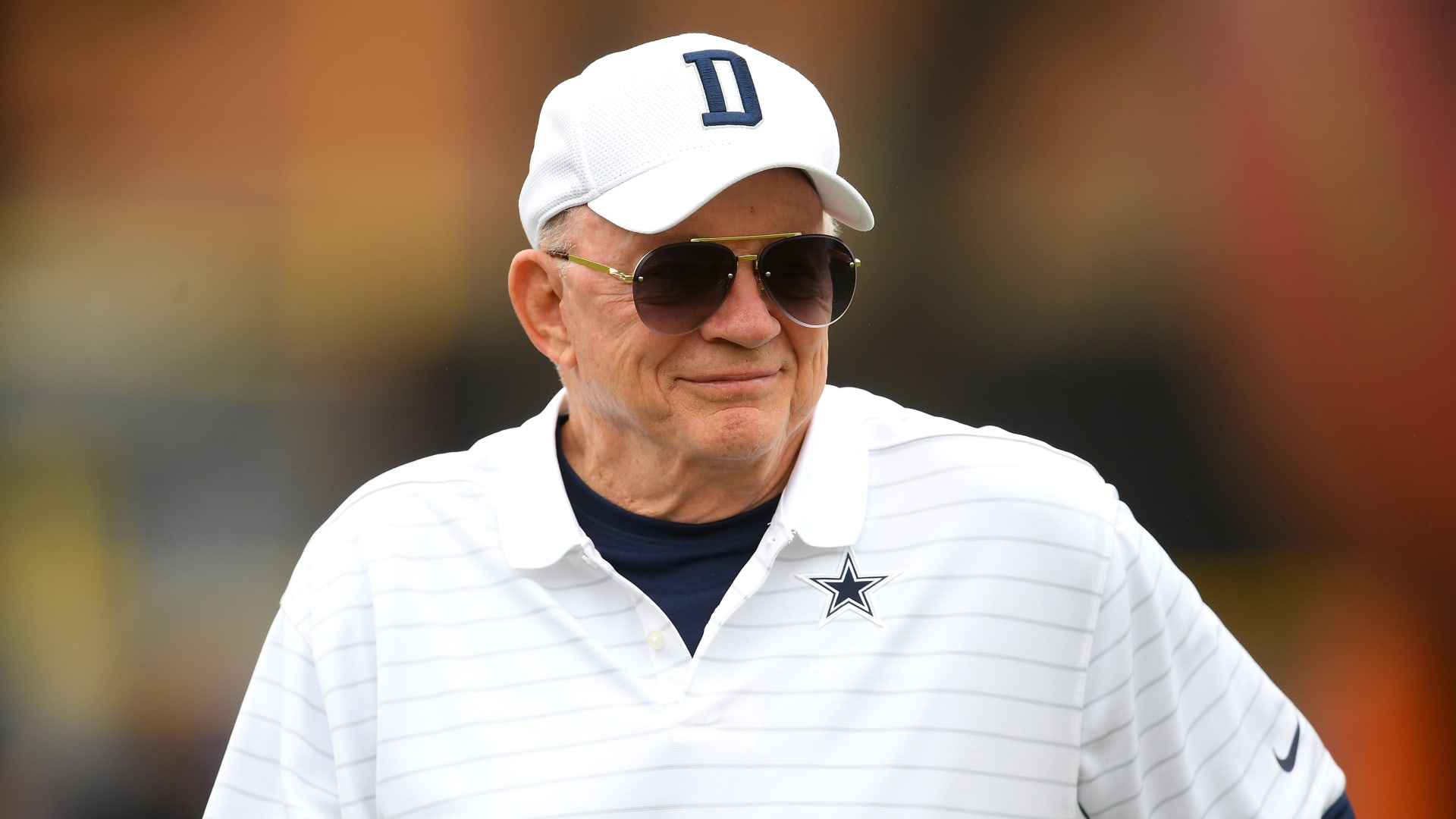 NFL fines Cowboys’ Jerry Jones 0K for obscene gesture NFL fines Cowboys’ Jerry Jones 0K for obscene gesture