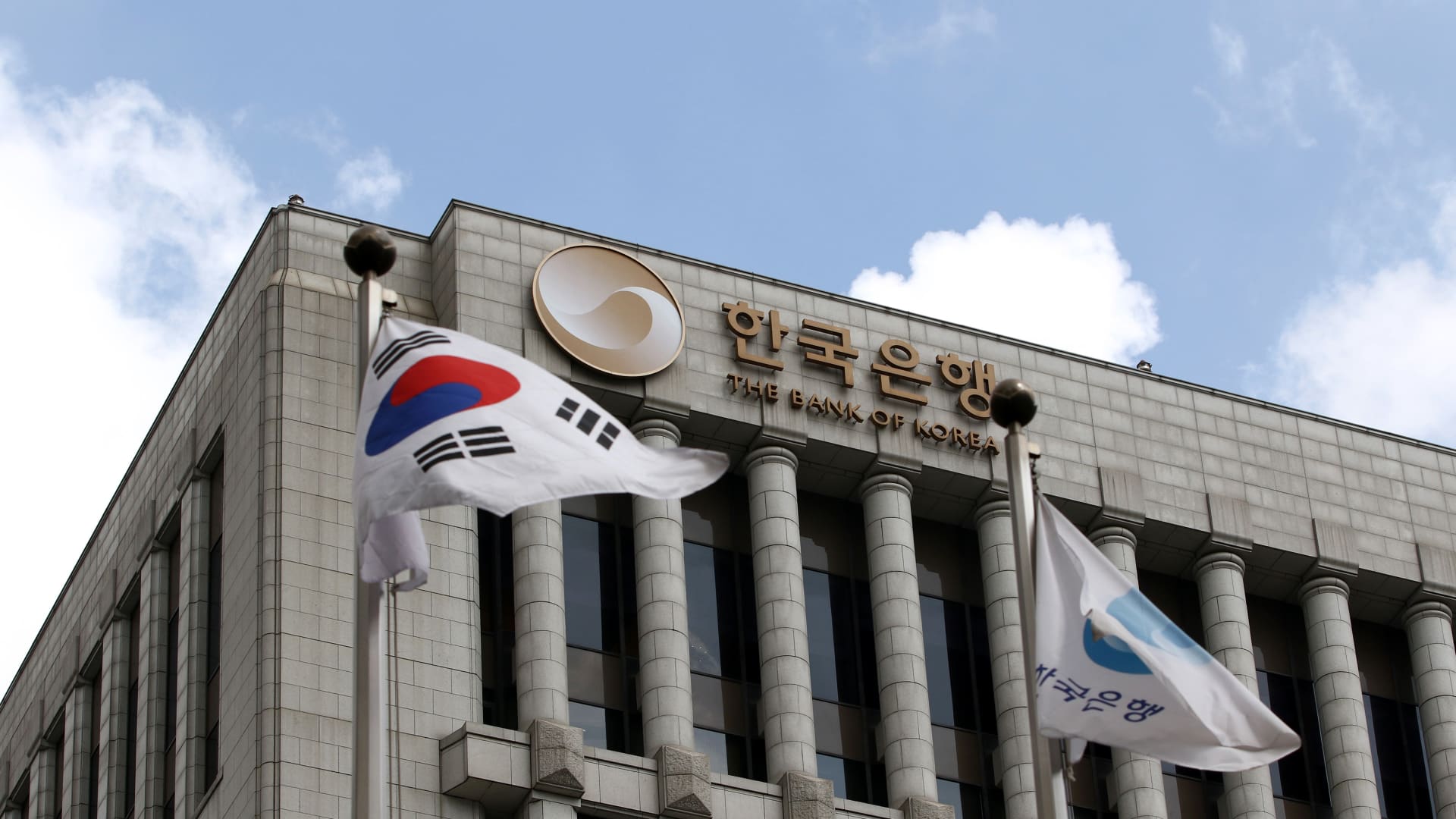 Bank of Korea holds rate at 2.5% as tighter property rules kick in Bank of Korea holds rate at 2.5% as tighter property rules kick in