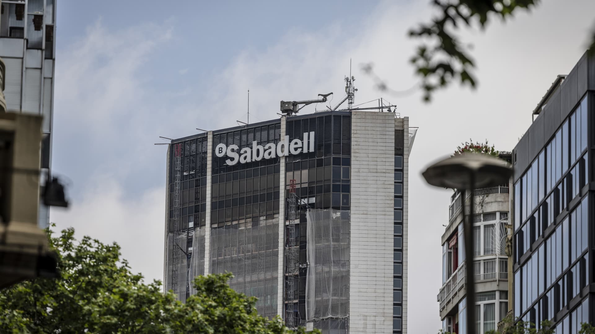 Mexican board member of Sabadell accepts BBVA’s bid; board tells investors to reject bid