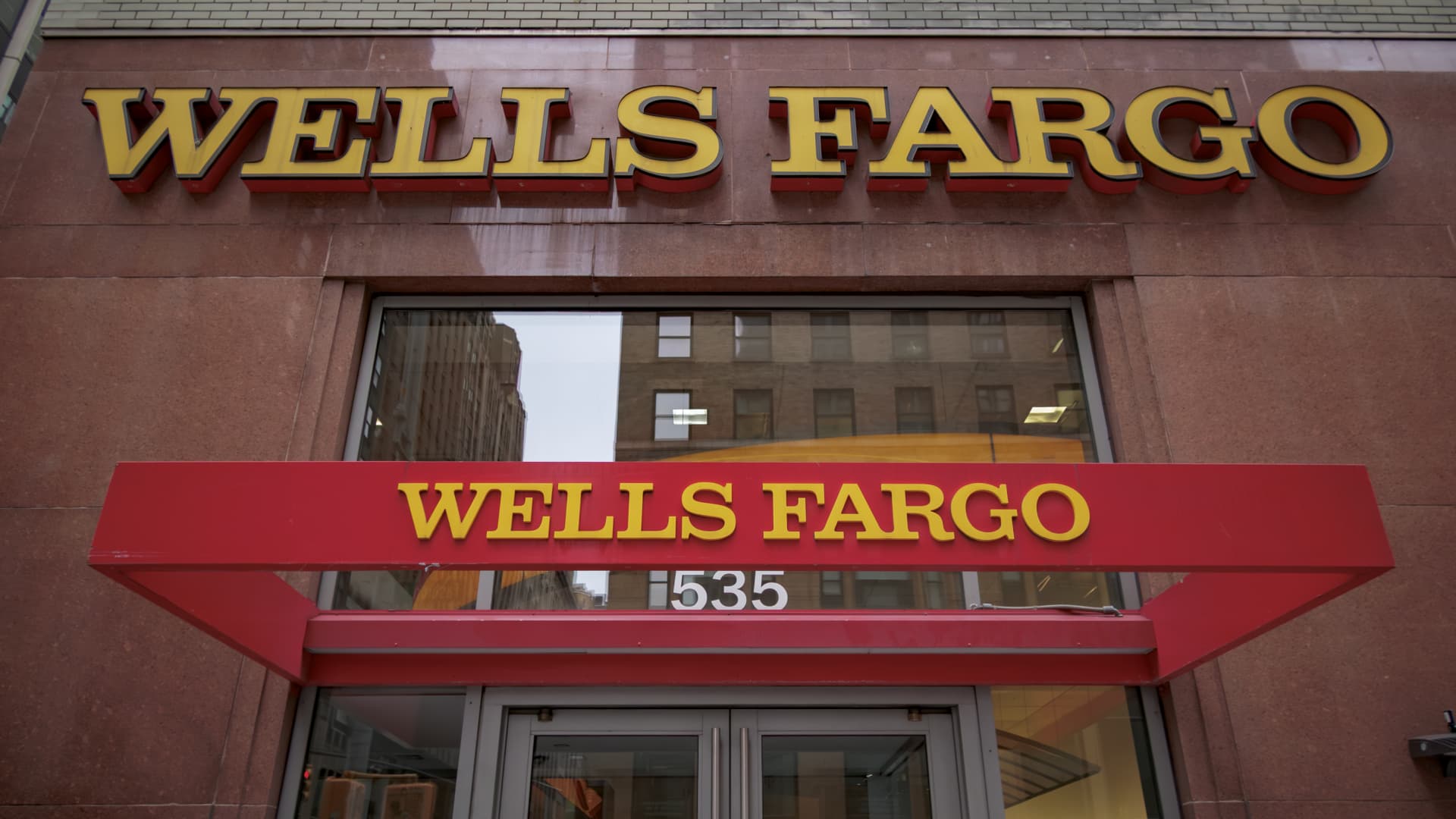 Wells Fargo profit rises on higher interest income
