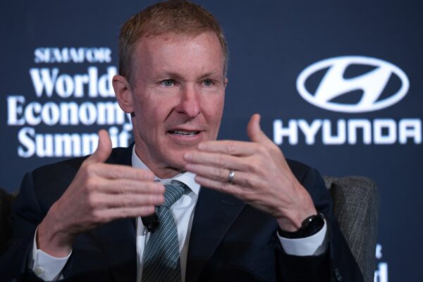 United Airlines CEO cautions against long closure