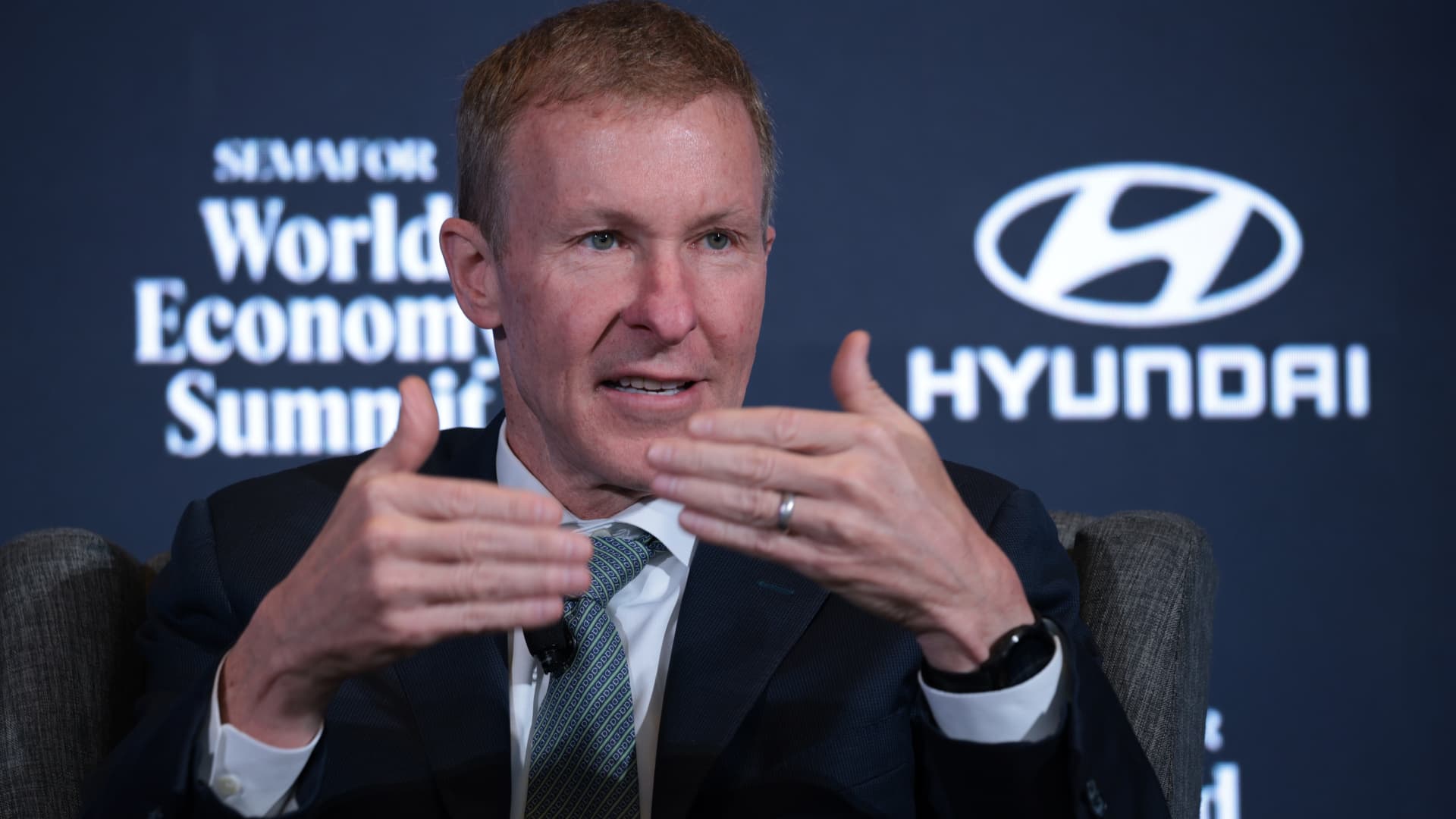 United Airlines CEO cautions against long closure