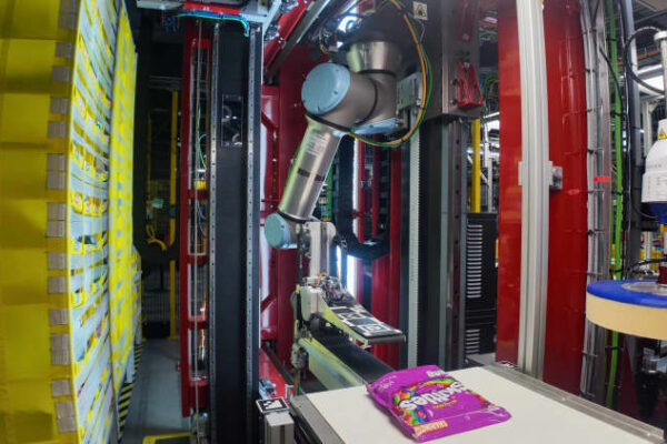 Amazon debuts ‘Blue Jay’ robot that performs multiple tasks at once