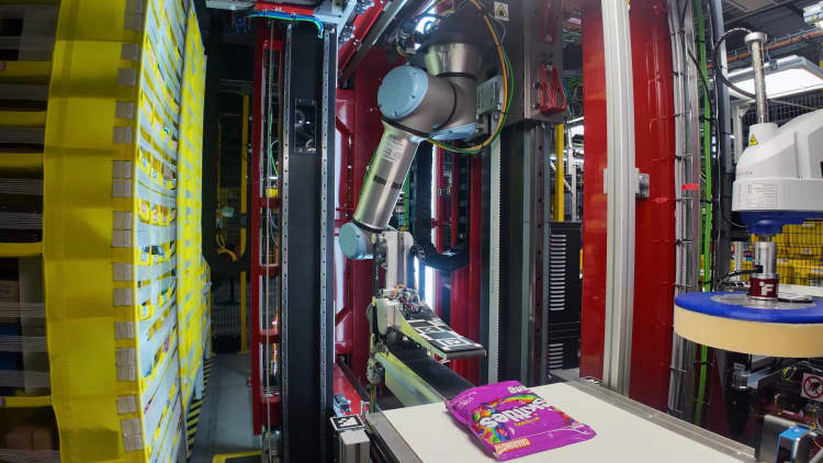 Amazon debuts ‘Blue Jay’ robot that performs multiple tasks at once Amazon debuts ‘Blue Jay’ robot that performs multiple tasks at once