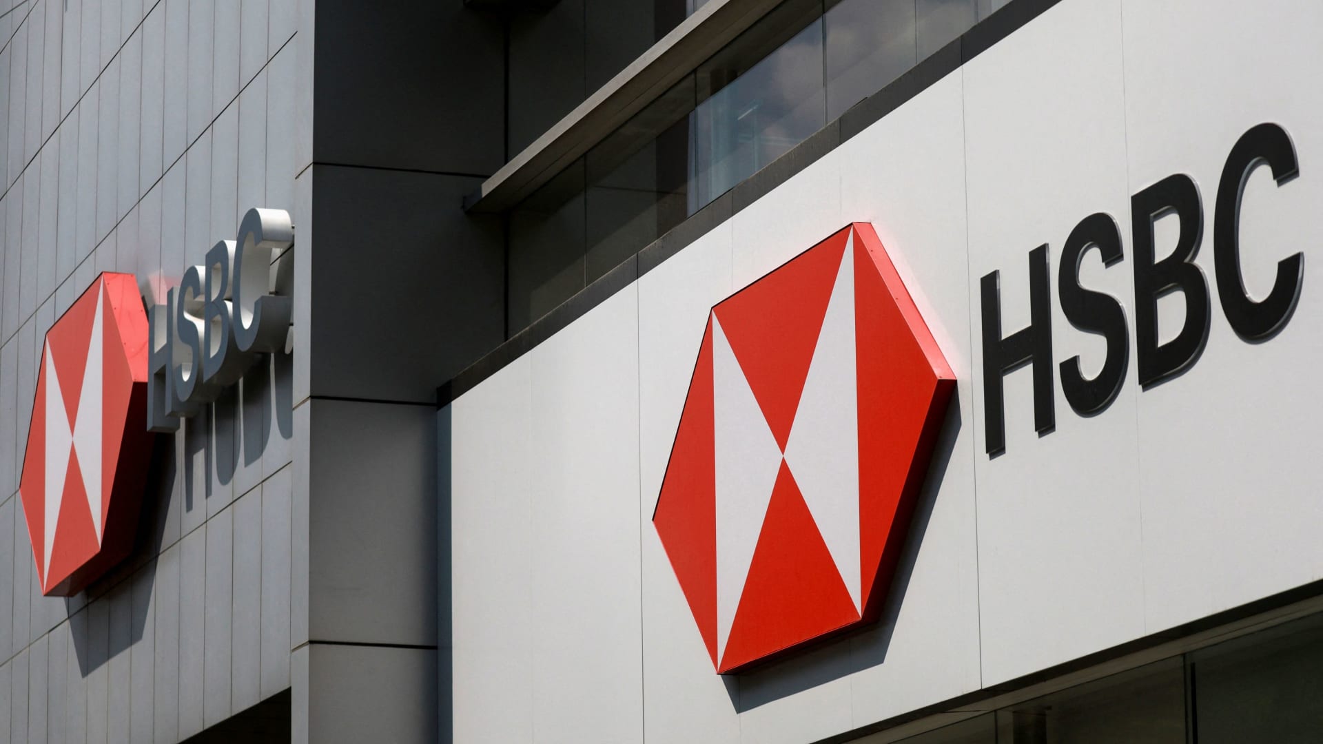 HSBC’s third-quarter profit drops 14%, beats estimates HSBC’s third-quarter profit drops 14%, beats estimates