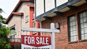 Mortgage rates drop to the lowest level in over a year, pushing refinancing 111% higher annually