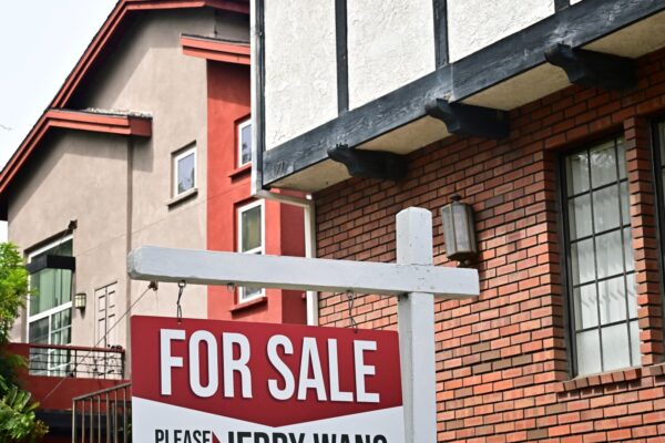 Mortgage rates drop to the lowest level in over a year, pushing refinancing 111% higher annually