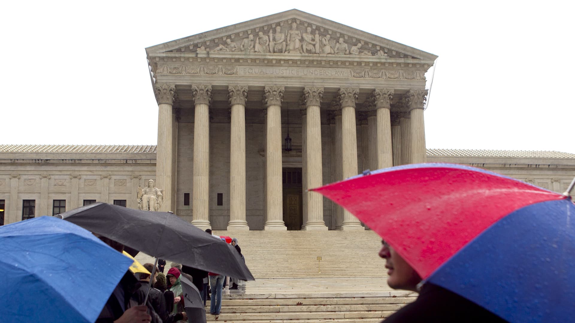 US Supreme Court lets Trump strip temporary status from Venezuelan migrants