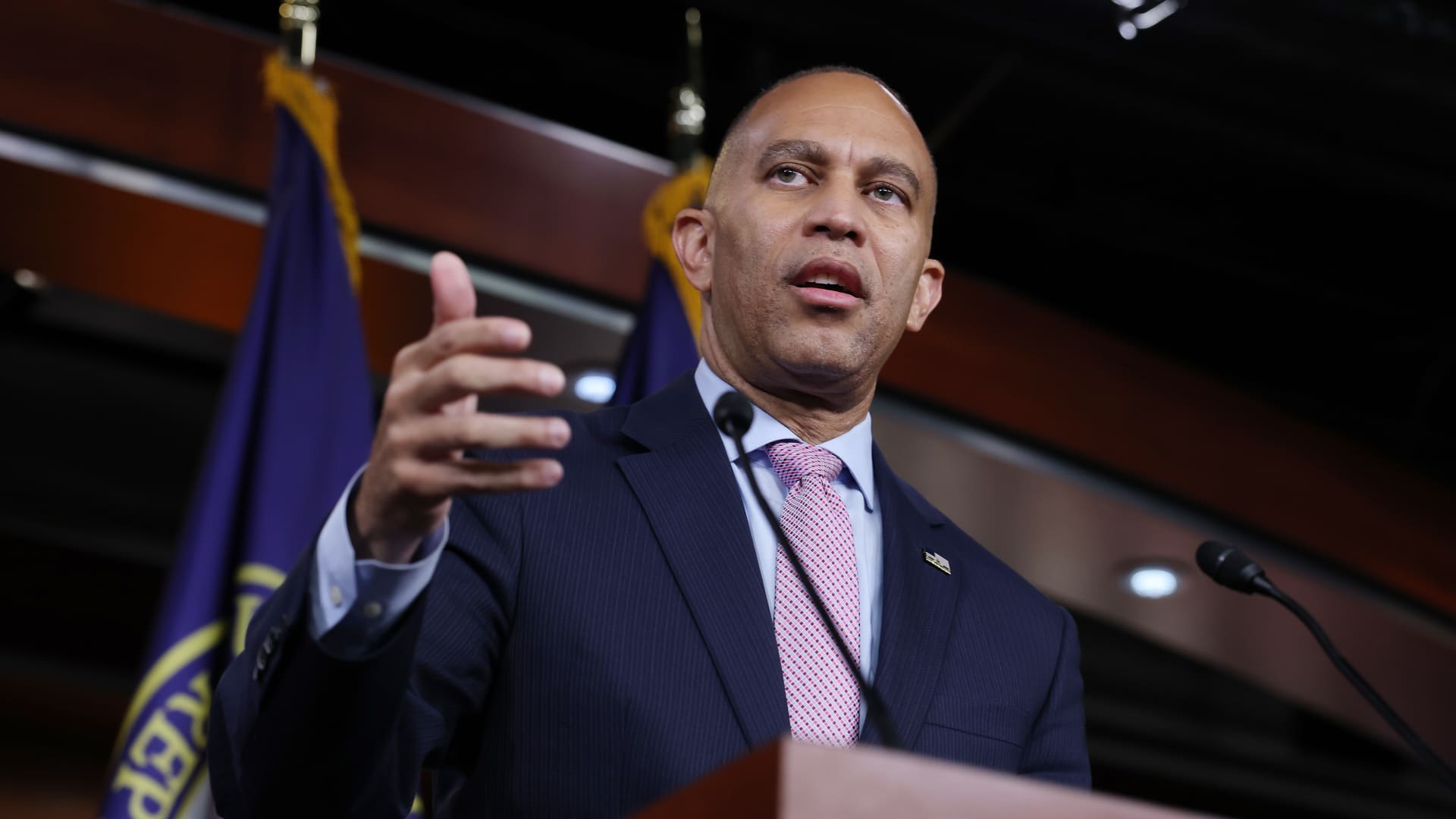 Trump Jan. 6 pardon recipient charged with Jeffries death threat Trump Jan. 6 pardon recipient charged with Jeffries death threat