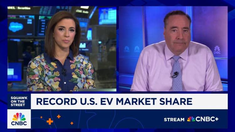 Tesla, GM lead record U.S. EV sales as federal incentives end