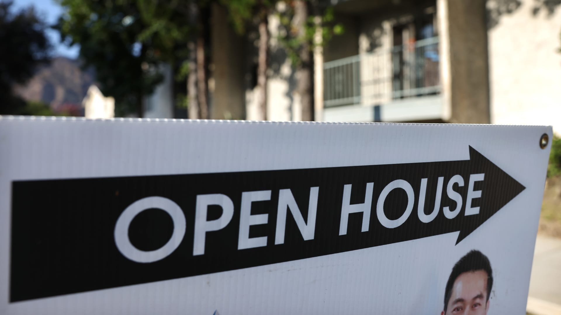 Lower mortgage rates push home sales higher in September