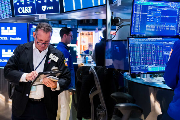 Fund managers are betting on stocks despite AI bubble risks