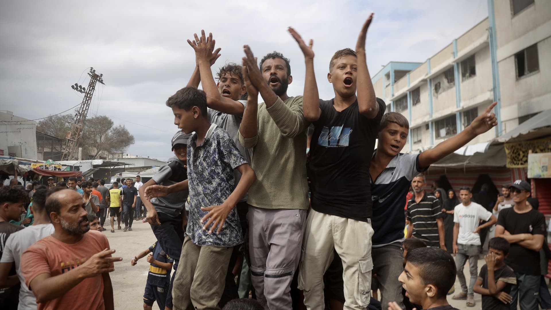 Israel and Hamas will exchange hostages and prisoners Israel and Hamas will exchange hostages and prisoners